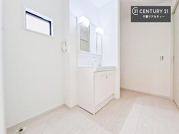 三面鏡仕様の洗面所は、身だしなみがしやすい造り！裏は収納になっています。ドライヤーやお化粧道具を片付けられるので洗面台周りをスッキリと見せることが出来ます！