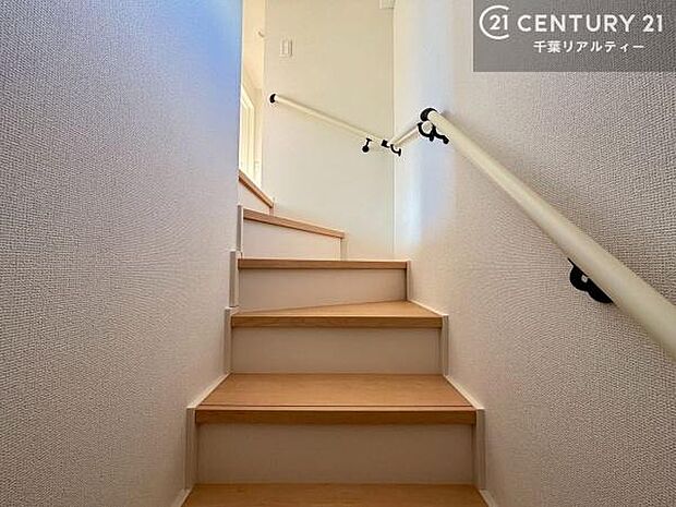 階段は明るく足元がしっかりと見えて安心！お子様やご年配の方も安心してご利用頂けます！