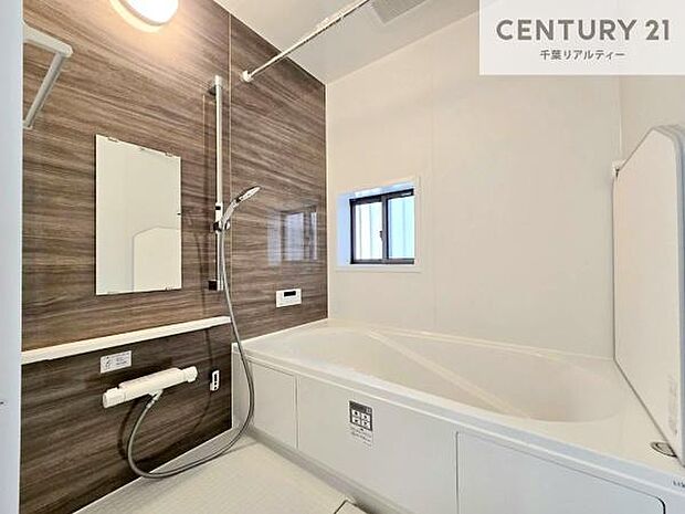 落ち着きある大人の雰囲気のバスルームは、味が出ていてバスタイムが充実!お仕事頑張っているご褒美にお好みの匂いの入浴剤を入れて、楽しんでみてはいかがでしょうか?