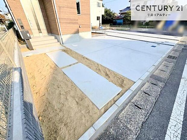 駐車スペースは2台分あります!セカンドカーはもちろん、バイクや自転車なども置き場所に困りません。