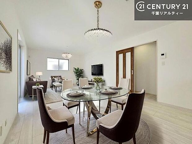 家具はCGパースです。開放感のある広々LDK！ソファーやダイニングテーブルを置いても窮屈にならないので快適に過ごせます！コミュニケーションが取りやすいリビングです！