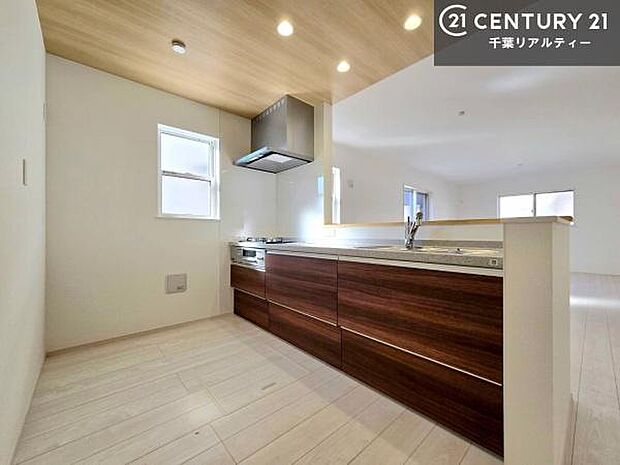 収納スペースが豊富で、調理スペースがスッキリと片付きひろ〜く活用できます！快適に作業ができます！毎日の料理が捗ります！【現地販売会開催中】