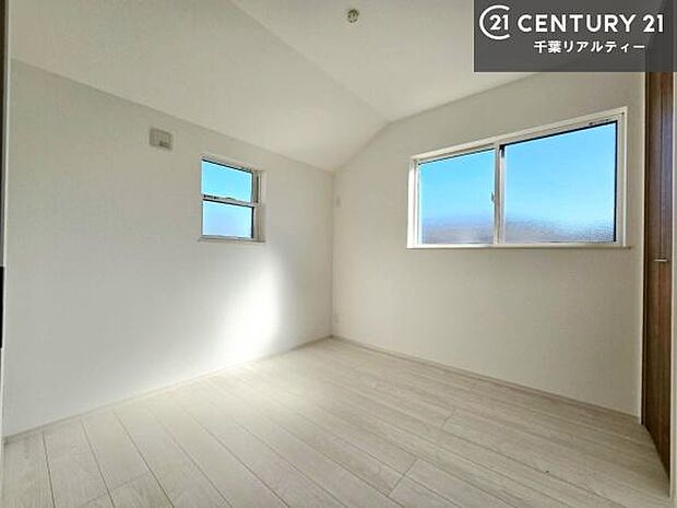 掃き出し窓がないお部屋は、お子様のお部屋としても安心です！収納スペースも充実しているので散らかったお部屋をサッと片付けられます！【現地販売開催中！】