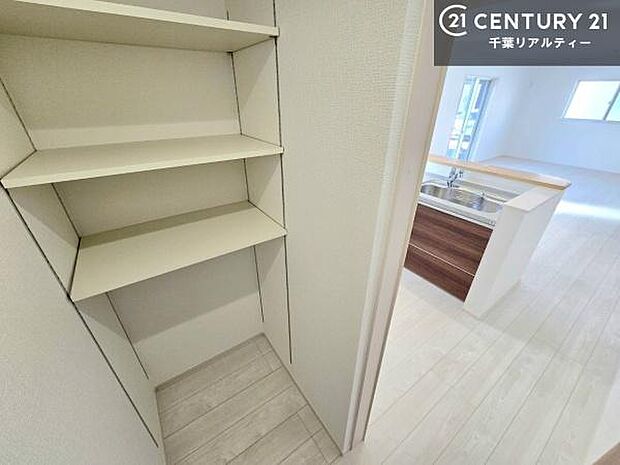 パントリー付き！お米や飲料水、食材のストックもスッキリ整頓することができます！是非現地でお確かめください。