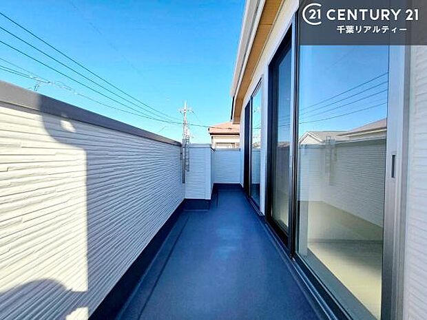 2部屋から出入り可能なバルコニーのため、洗濯物や布団干しもスムーズに行え、日々の家事動線に優れています。複数の居室から利用できることで使い勝手が良く、生活スタイルに合わせた柔軟な使い方が可能。