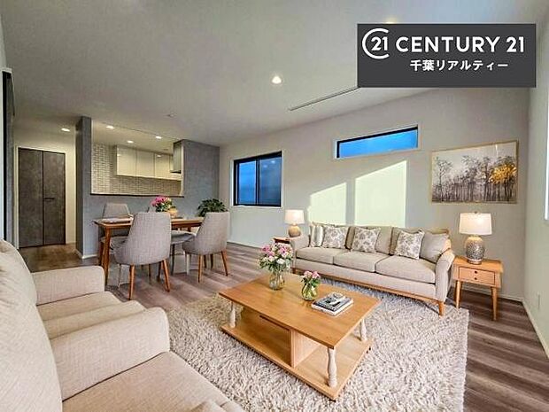 家具はCGパースです。心地良いリビングは家族が自然と集まります。家族団欒の時間が増えそうです。ご家族と、より一層充実した時間を過ごせそうですね。明るく開放的な空間です。