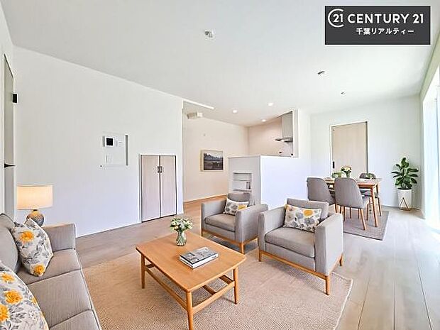 家具はCGパースです。心地良いリビングは家族が自然と集まります。家族団欒の時間が増えそうです。ご家族と、より一層充実した時間を過ごせそうですね。明るく開放的な空間です。