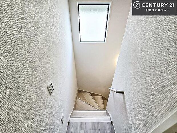 階段は明るく手摺りもついています。お子様やご年配の方も安心してご利用頂けますね。