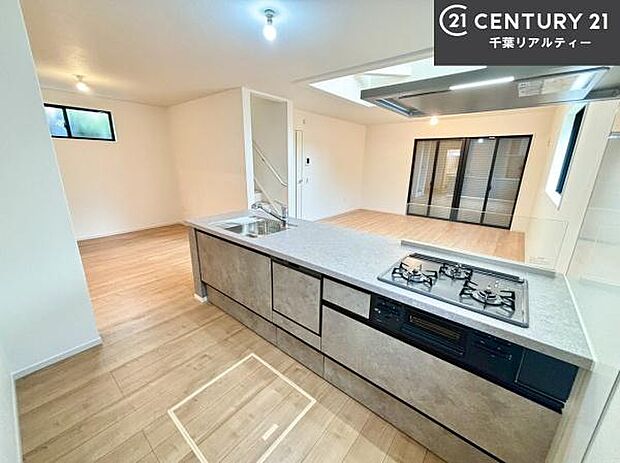 大人気の対面式システムキッチンを採用しています!ご家族のコミュニケーションが自然と増える設計です。お子様にも目が届くので嬉しいですね。広々使えて快適に作業が進みます。