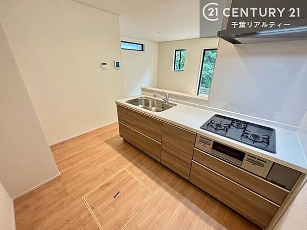 収納スペースが豊富で、調理スペースがスッキリと片付きひろ〜く活用できます！快適に作業ができます！毎日の料理が捗ります！