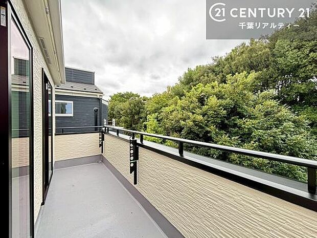 晴れた日には青い空を見渡せる開放的な時間を楽しめます。気持ちの良い風が通り抜ける街並みです！