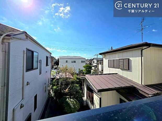 落ち着きある住宅街です！周囲には高い建物がなく、空が広く開放感があり、陽当たりを大きく遮られることもありません！気持ちの良い風が通り抜ける街並みです！