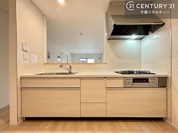 大人気の対面式システムキッチンを採用しています!ご家族のコミュニケーションが自然と増える設計です。お子様にも目が届くので嬉しいですね。広々使えて快適に作業が進みます。