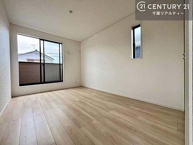 優しい光が差し込む洋室は、朝の目覚めも気持ちが良さそうですね。おうち時間もゆったりと過ごすことができます。優しい色合いのフローリングがどんな家具にもマッチします!