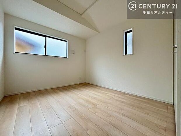 掃き出し窓がないお部屋は、お子様のお部屋としても安心です!収納スペースも充実しているので散らかったお部屋をサッと片付けられます!