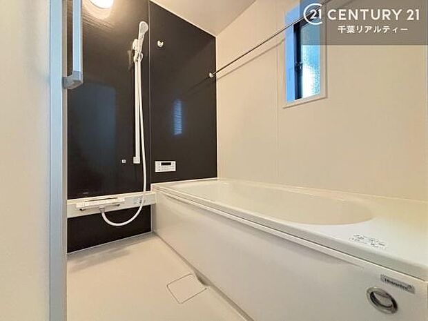 浴室には浴室乾燥機が完備されており、雨の日の洗濯や湿気対策も安心です。快適で清潔なバスタイムをサポートします。