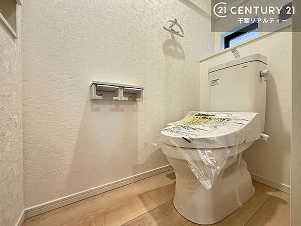 1・2階にトイレがございます!朝の忙しい時間帯も待たずにすみそうですね。白を基調とした清潔感のあるトイレでお手入れがしやすいです!
