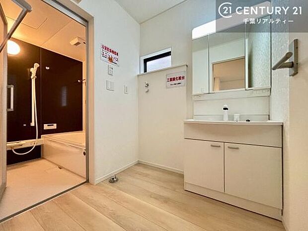 小窓のついた洗面所は、光と風が入りやすく、いつでも快適にお使いいただけます。三面鏡で使い勝手が良く、鏡裏収納も備えておりますので、日用品やスキンケア用品もすっきり整理できます。