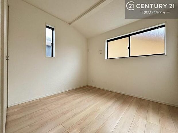 2面採光を確保した明るい室内は、風通しも良く、明るく大変居心地の良い空間となっております。リラックスして過ごせる心地の良いお部屋です!朝の目覚めがスッキリしますね!