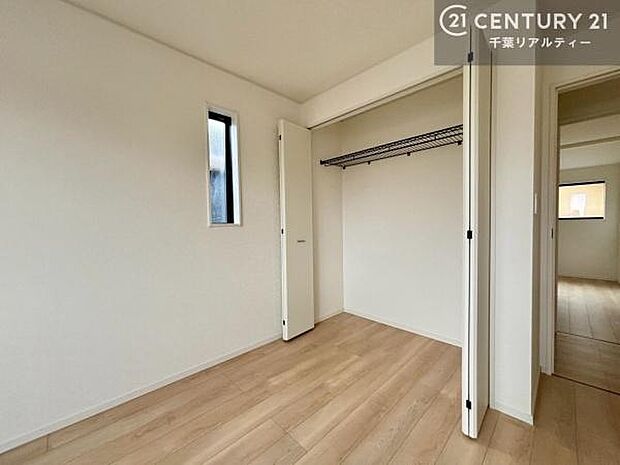 全居室に収納スペースがついています!スッキリ整頓する事ができますね。家具を選ばないシンプルなデザインの為、家具を選ばずお気に入りの空間作りができそうですね。