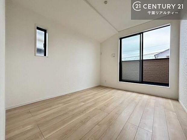 バルコニーに面している洋室です。明るく温もりがあり、換気もしっかりできます!朝起きて、外に出て背伸びをしつつ深呼吸をし良い朝を迎え入れることができます。