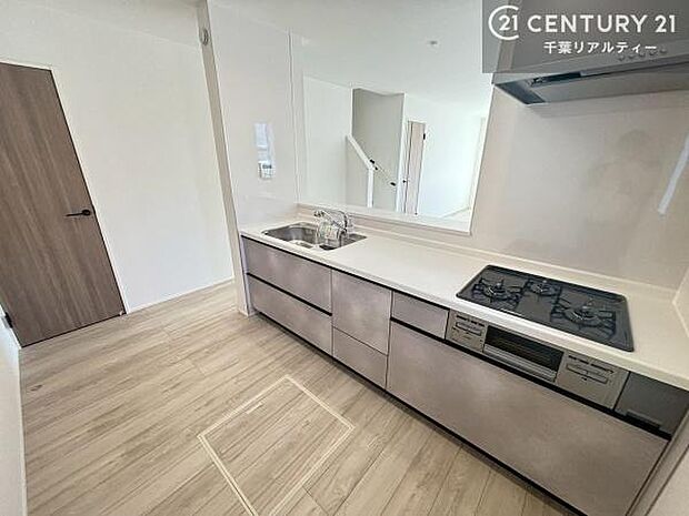 大人気の対面式システムキッチンを採用しています!ご家族のコミュニケーションが自然と増える設計です。お子様にも目が届くので嬉しいですね。広々使えて快適に作業が進みます。