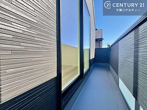 南西向きのバルコニーは午後からたっぷり採光が入るので洗濯物がよく乾きます!