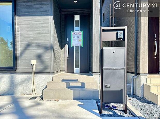 宅配ボックス付きなので留守が多いご家族も再配達の手間がなくお荷物を受け取れて便利です!