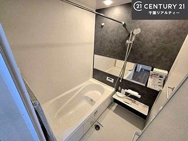 落ち着きある大人の雰囲気のバスルームは、シックなデザインでバスタイムが充実！お仕事頑張っているご褒美にお好みの匂いの入浴剤を入れて、楽しんでみてはいかがでしょうか？