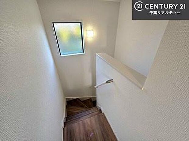 階段は明るく手摺りもついています。お子様やご年配の方も安心してご利用頂けますね。