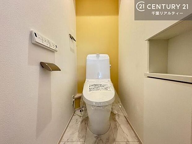 1・2階にトイレがございます！朝の忙しい時間帯も待たずにすみそうですね。白を基調とした清潔感のあるトイレでお手入れがしやすいです！