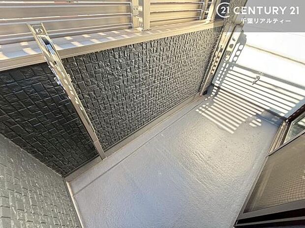 陽当たり良好なバルコニーです！晴れた日には青い空を見渡せる開放的な時間を楽しめます。