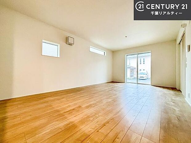 陽ざしが入る明るいリビング。家族団らんのくつろぎの時間を過ごせます。