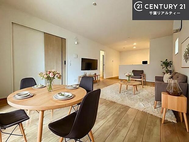 家具はCGパースです。心地良いリビングは家族が自然と集まります。家族団欒の時間が増えそうです。ご家族と、より一層充実した時間を過ごせそうですね。明るく開放的な空間です。