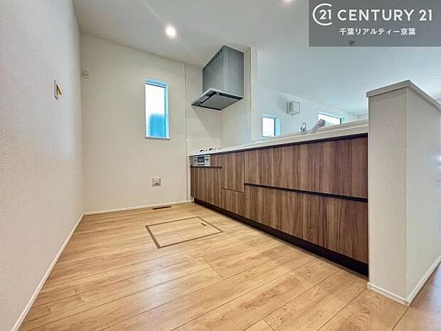 大人気の対面式システムキッチンを採用しています!ご家族のコミュニケーションが自然と増える設計です。お子様にも目が届くので嬉しいですね。収納力もあります!