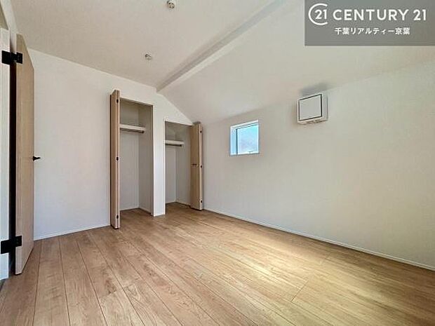 掃き出し窓がないお部屋は、お子様のお部屋としても安心です!収納スペースも充実しているので散らかったお部屋をサッと片付けられます!