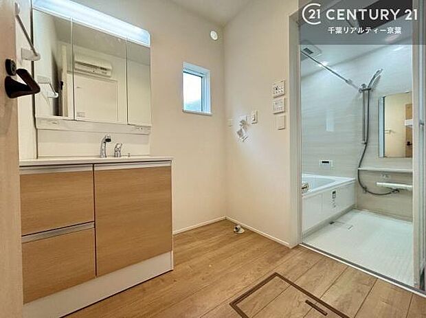 小窓付きの明るい洗面室です!湿気もすぐに入れ替えができて清潔に保つことができます!自然光が差し込むのでお化粧の仕上がりも良くなりますね!