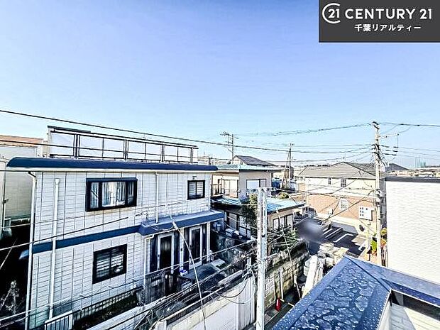 落ち着きある住宅街です!周囲には高い建物がなく、空が広く開放感があり、陽当たりを大きく遮られることもありません!気持ちの良い風が通り抜ける街並みです!