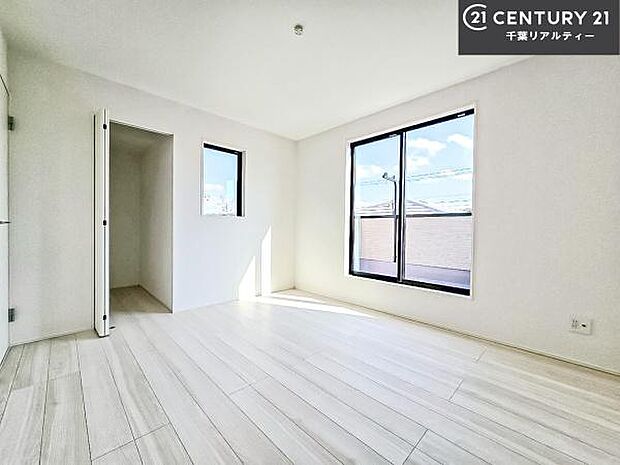 バルコニーに面している洋室です。明るく温もりがあり、換気もしっかりできます!朝起きて、外に出て背伸びをしつつ深呼吸をし良い朝を迎え入れることができます。