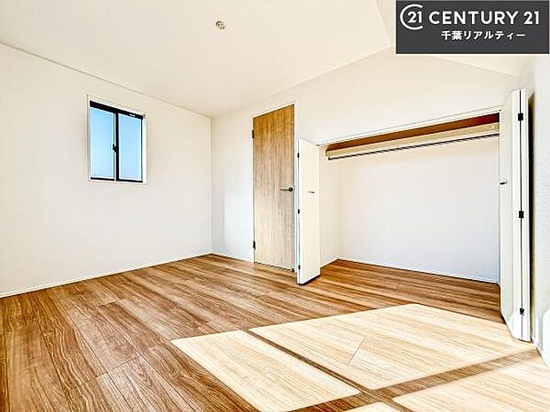 収納スペースがついています！居室をスッキリ整頓する事ができますね。家具を選ばないシンプルなデザインの為、家具を選ばずお気に入りの空間作りができそうですね。