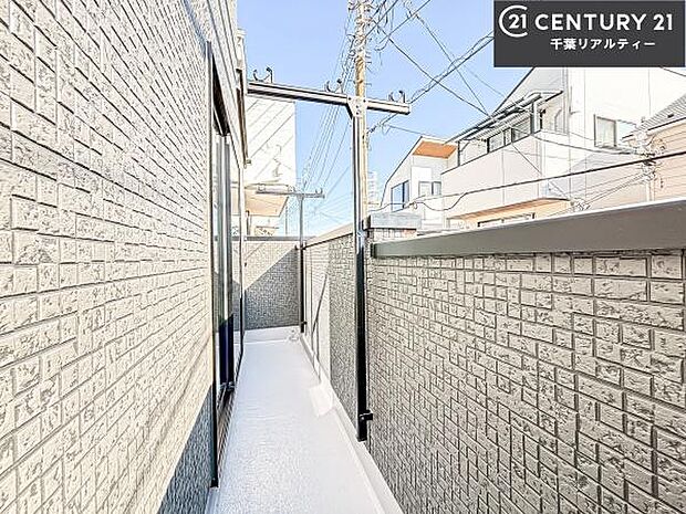 落ち着きある住宅街です！周囲には高い建物がなく、空が広く開放感があり、陽当たりを大きく遮られることもありません！気持ちの良い風が通り抜ける街並みです！