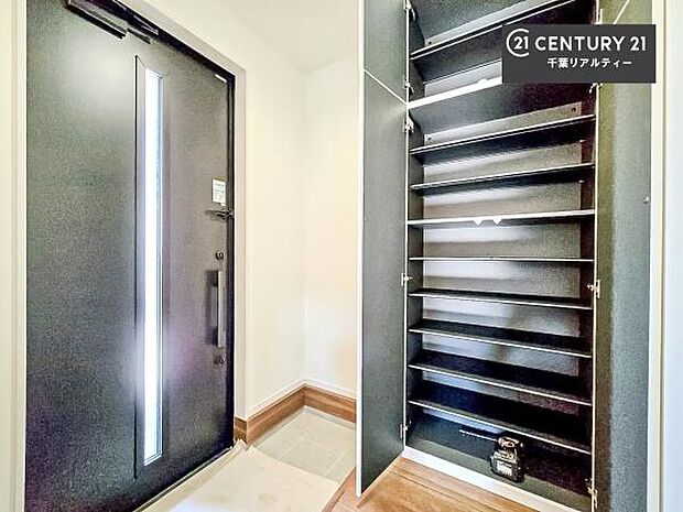 シューズボックス付きなので、玄関が片付きお掃除がしやすいです!スッキリした玄関で戸を開けた瞬間、清潔感のある心地いい空間が出迎えてくれます。