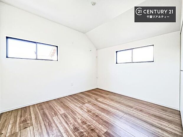 2面採光を確保した明るい室内は、風通しも良く、明るく大変居心地の良い空間となっております。リラックスして過ごせる心地の良いお部屋です!朝の目覚めがスッキリしますね!