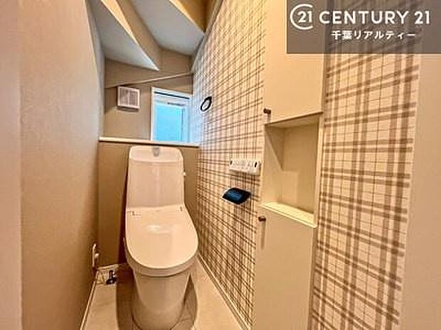 清潔感のある色味のお手洗いです！さわやかでスッキリする空間です！白を基調としているので、お手入れがしやすいトイレです！