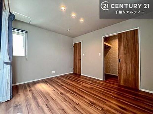 収納スペースがついています！居室をスッキリ整頓する事ができますね。家具を選ばないシンプルなデザインの為、家具を選ばずお気に入りの空間作りができそうですね。