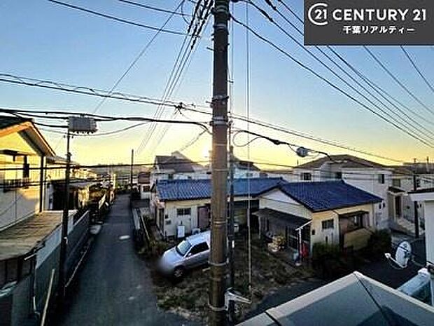 晴れた日には青い空を見渡せる開放的な時間を楽しめます。気持ちの良い風が通り抜ける街並みです！