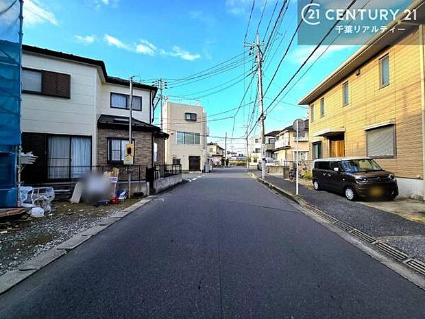前面道路は7m超え!陽当り良好な立地です。車庫入れが苦手な方も安心ですね。