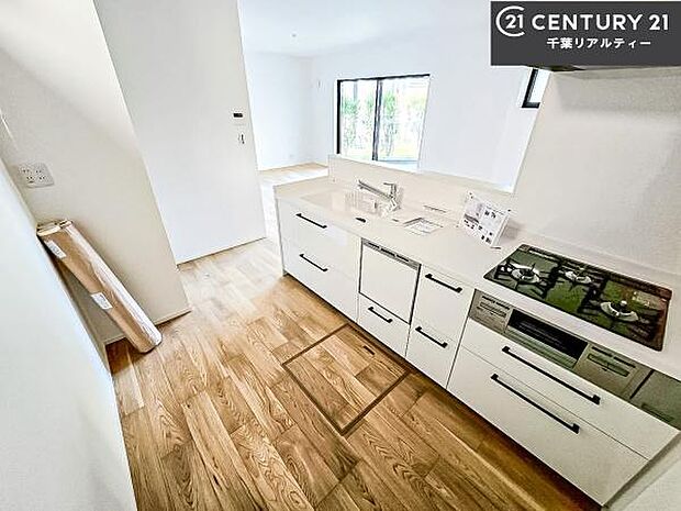 大人気の対面式システムキッチンを採用しています！ご家族のコミュニケーションが自然と増える設計です。お子様にも目が届くので嬉しいですね。広々使えて快適に作業が進みます。