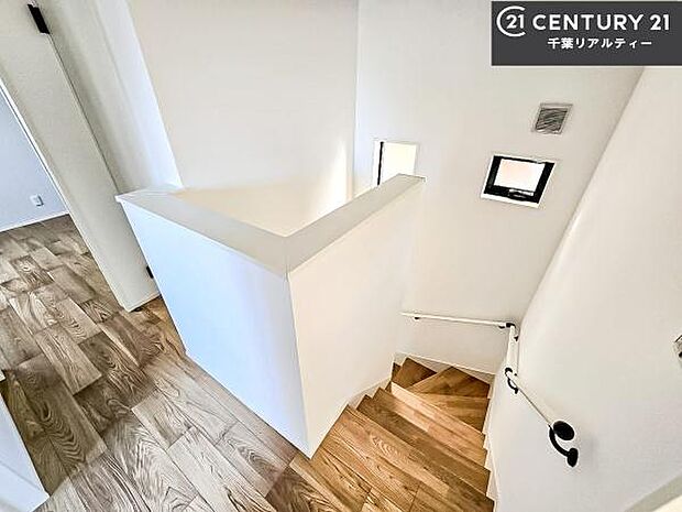 階段は明るく手摺りもついています。お子様やご年配の方も安心してご利用頂けますね。