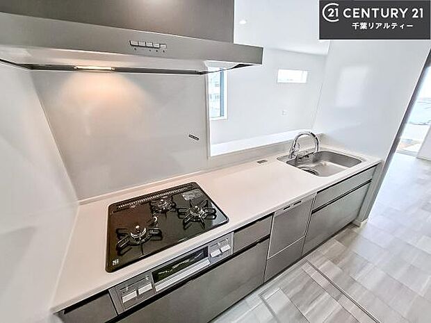 コンロは三口あるのでお料理の同時進行ができます。もちろんグリル付きです。調理スペースも広々している為作業がしやすい！使い勝手が良いシステムキッチンです！